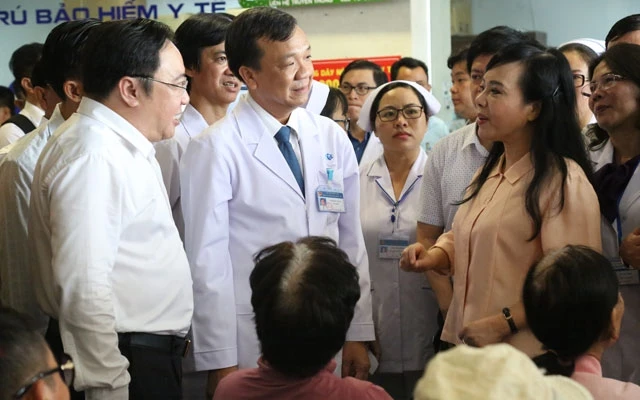 Bộ trưởng Y tế Nguyễn Thị Kim Tiến kiểm tra điều trị sốt xuất huyết tại Bệnh viện Đa khoa Đồng Nai.
