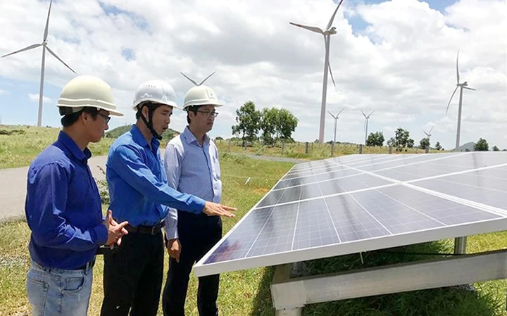 Các chuyên gia kiểm tra vận hành dự án điện gió và điện mặt trời Phú Lạc, huyện Tuy Phong (Bình Thuận). Ảnh: THANH HƯƠNG