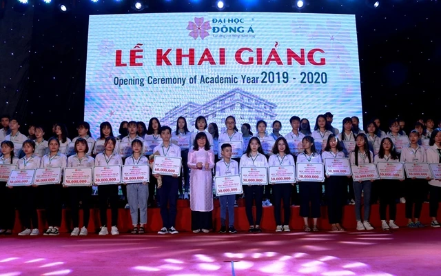 Nhiếu suất học bổng được trao tặng sinh viên Đà Nẵng tại Trường ĐH Đông Á.