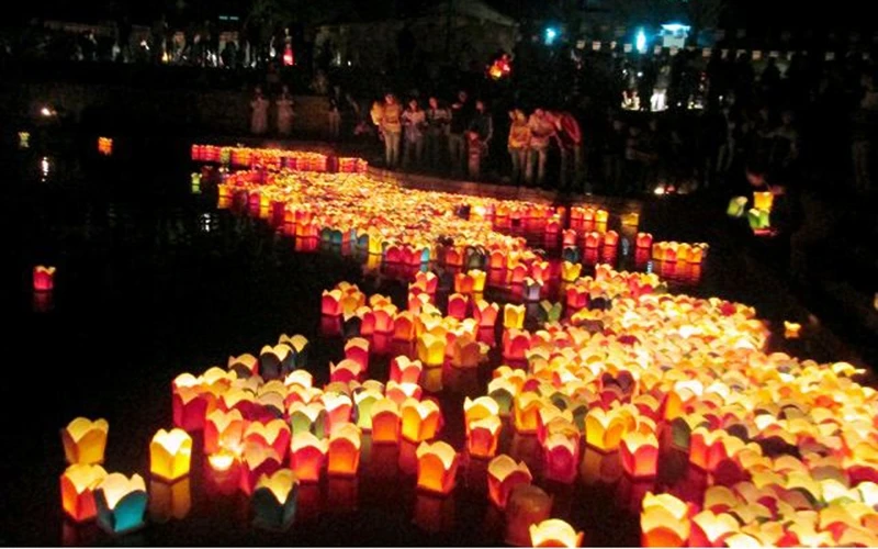 Giáo hội Phật giáo Việt Nam đề nghị không sử dụng chất liệu nhựa trong các lễ hội Hoa đăng. Ảnh: Báo Tài nguyên và Môi trường