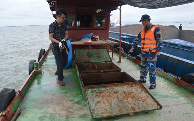 Tổ công tác của Bộ Tư lệnh Vùng Cảnh sát biển 1 tạm giữ tàu chở khoảng 35 nghìn lít dầu DO không rõ nguồn gốc.