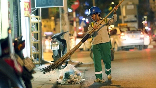Nhiều công nhân lao động ngày hàng vẫn thầm lặng giữ gìn sạch đẹp đường phố, môi trường. Ảnh: PV