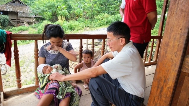 Cán bộ y tế huyện Tủa Chùa tuyên truyền, hướng dẫn bà con dân tộc Mông cách phòng, chống bệnh dại từ chó, mèo.