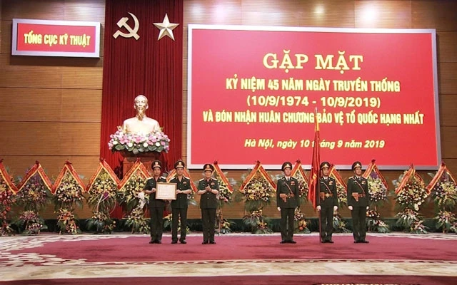 Thừa ủy quyền của Chủ tịch nước, Đại tướng Ngô Xuân Lịch, Bộ trưởng Quốc phòng trao Huân chương Bảo vệ Tổ quốc hạng Nhất tặng Tổng cục Kỹ thuật (Bộ Quốc phòng)