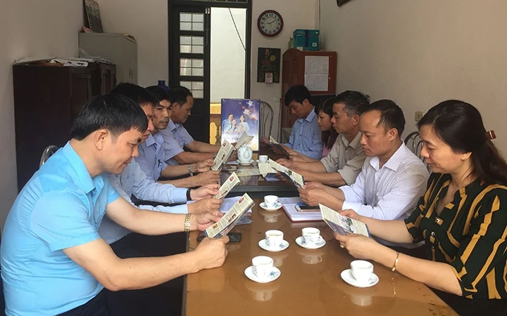 Cán bộ huyện Kim Sơn (Ninh Bình) nêu gương sinh hoạt báo chí đầu tuần làm việc.