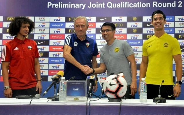 HLV và cầu thủ Malaysia và UAE tại buổi họp báo trước trận đấu. (Ảnh: Liên đoàn Bóng đá Malaysia)
