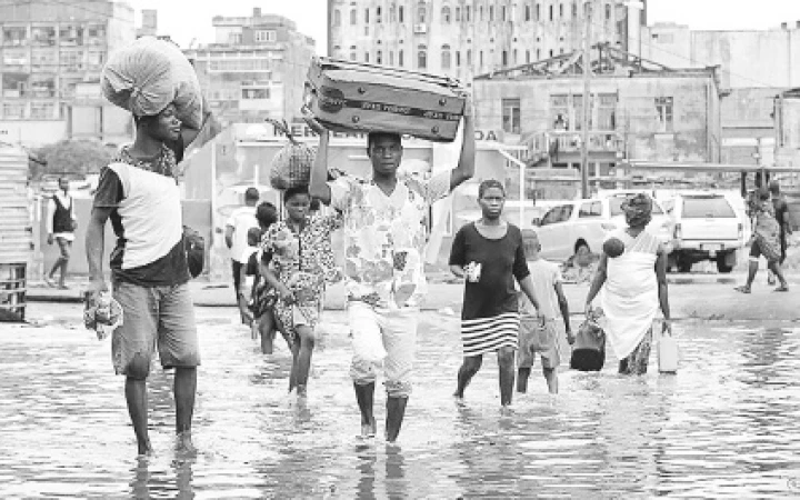 Người dân Mozambique trở về nhà sau bão Idai. Ảnh AP