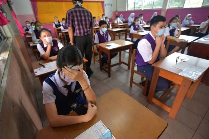 Học sinh ở Sarawak đeo khẩu trang hạn chế khó mù trong kỳ thi chuyển cấp (Ảnh: Bernama)