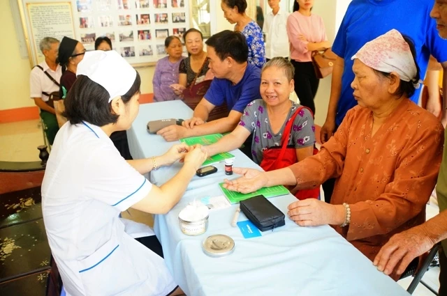 Khám, lấy máu đo đường huyết, tư vấn miễn phí cho bệnh nhân đái tháo đường ở TP Thái Nguyên. 