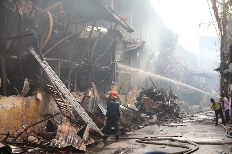 Nhà máy Công ty Bóng đèn, phích nước Rạng đông tan hoang sau đám cháy.