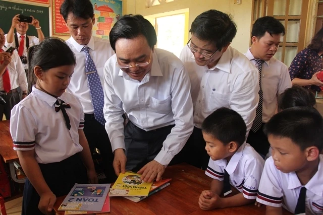 Bộ trưởng GD-ĐT Phùng Xuân Nhạ trò chuyện với các học sinh Trường tiểu học Tân Hóa