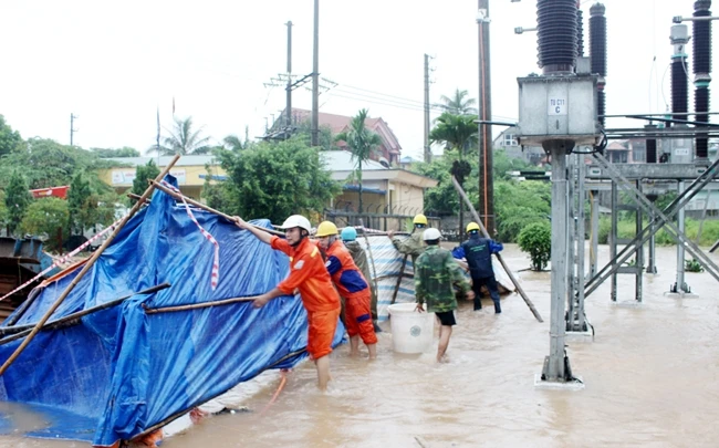 Công ty Điện lực Thái Nguyên huy động nhiều máy bơm công suất lớn hút tiêu thoát nước ở khu vực Trạm biến áp 110kV (TP Thái Nguyên) bị ngập do mưa lớn. Ảnh: HOÀNG CƯỜNG