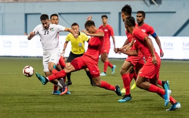 Singapore (áo đỏ) giành trọn ba điểm đầu tiên sau chiến thắng 2-1 trước Palestine ở bảng D. (Ảnh: AFC)