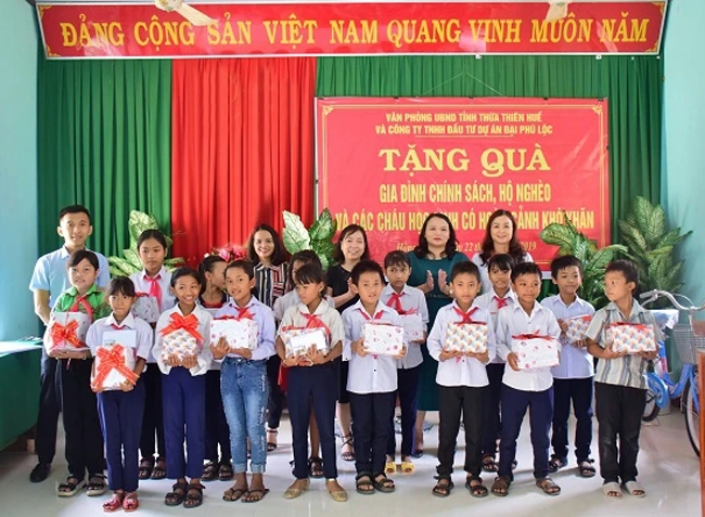 Trao quà, học bổng tặng học sinh nghèo xã Hồng Quảng, huyện A Lưới.