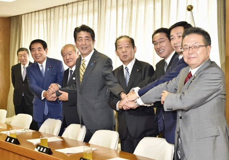 Thủ tướng Nhật Bản Shinzo Abe cùng các thành viên nội các (Ảnh: KYODO)