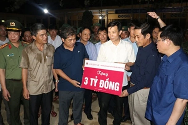 Phó Tổng Giám đốc Agribank Phạm Đức Tuấn trao tặng 3 tỷ đồng tại xã Minh Hóa, Quảng Bình.