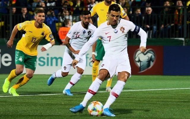 Ronaldo tỏa sáng rực rỡ với bốn bàn thắng, giúp Bồ Đào Nha đại thắng chủ nhà Litva 5-1. (Ảnh: UEFA Euro 2020)