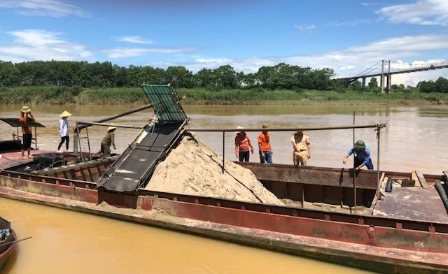 Bắt giữ sáu thuyền khai thác cát trái phép trên sông Lam