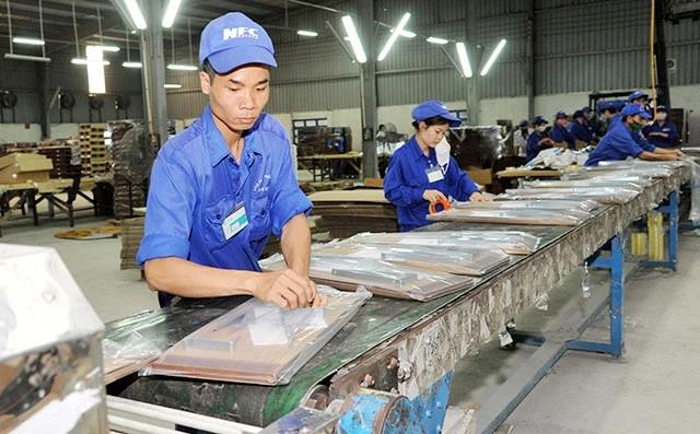 Đóng gói sản phẩm gỗ xuất khẩu tại Công ty cổ phần Lâm sản Nam Định (Khu công nghiệp Hòa Xá, Nam Định). Ảnh: ANH AN