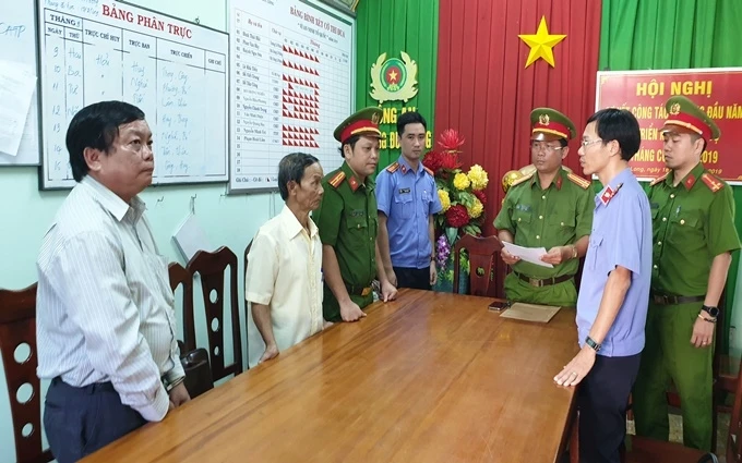 Cơ quan cảnh sát điều tra Công an tỉnh Bình Thuận đọc Quyết định khởi tố bị can, Lệnh bắt tạm giam đối với ông Trần Hoàng Khôi, Phó Chủ tịch UBND TP Phan Thiết (ngoài cùng bên trái).