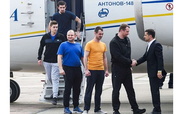 Tổng thống Ukraina V.Zelenski (ngoài cùng bên phải) chào mừng các tù nhân được trao trả. Ảnh: GETTY