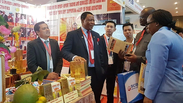 Các đại biểu thăm gian hàng giới thiệu sản phẩm của Việt Nam.