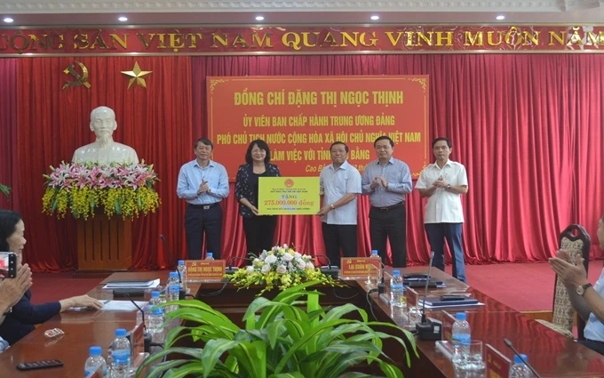 Phó Chủ tịch nước Đặng Thị Ngọc Thịnh tặng học bổng cho học sinh và sách cho thư viện tỉnh Cao Bằng.