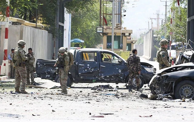 Hiện trường vụ đánh bom liều chết ở thủ đô Kabul, Afghanistan. Ảnh: REUTERS