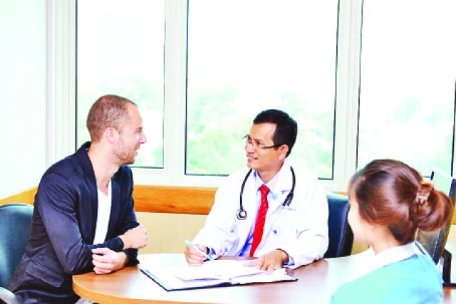 Tư vấn cho người nước ngoài tại Bệnh viện Đại học Y Dược TP Hồ Chí Minh.