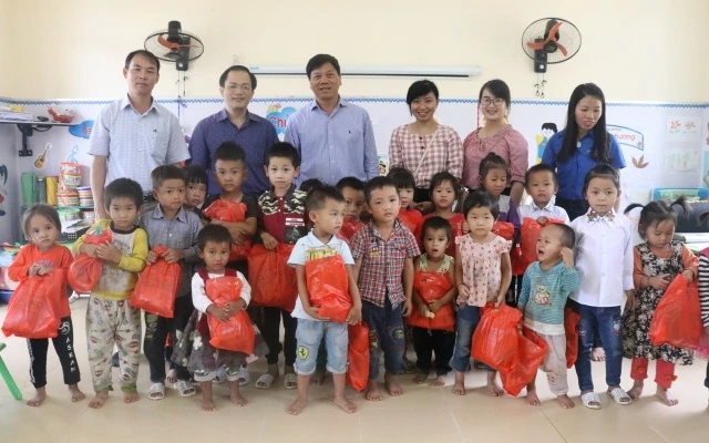 Lãnh đạo Hiệp hội Doanh nghiệp tỉnh Điện Biên trao quà trung thu cho học sinh nghèo Trường Mầm non Tà Lèng.