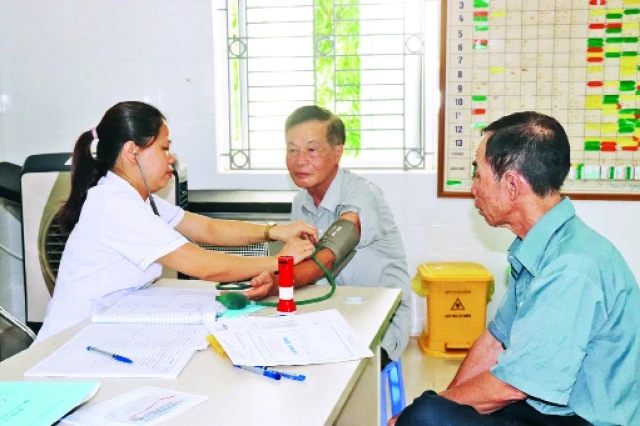 Người dân khám bệnh tại Trạm y tế xã Tân Hội (huyện Đan Phượng) mô hình hoạt động theo nguyên lý y học gia đình.