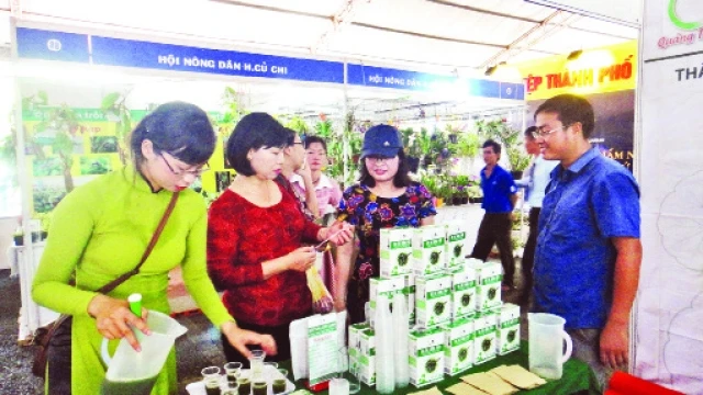  Khách tham quan các gian hàng sản phẩm nông nghiệp tiêu biểu cấp thành phố năm 2018 được trưng bày tại Chợ phiên nông sản lần thứ chín - năm 2019.