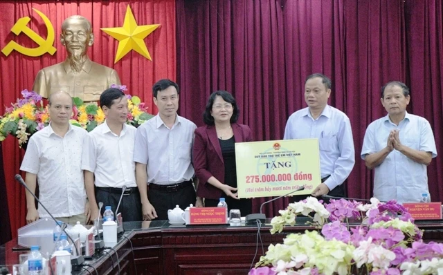 Phó Chủ tịch nước Đặng Thị Ngọc Thịnh trao tặng học bổng và sách cho tỉnh Bắc Cạn.