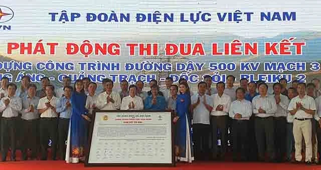 Phó Thủ tướng Trịnh Đình Dũng chứng kiến ký kết thi đua của các đơn vị thi công công trình.