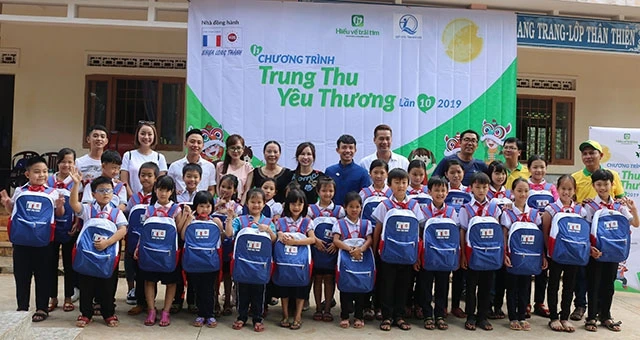 Các doanh nghiệp, nhà hảo tâm ở TP Hồ Chí Minh phối hợp các ngành chức năng của tỉnh Đác Lắc tổ chức các hoạt động vui Tết Trung thu và trao tặng hàng nghìn suất quà cho trẻ em nghèo ở vùng sâu tỉnh Đ