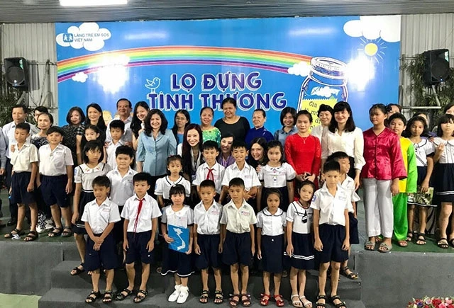 Thứ trưởng Bộ LĐTB&XH Nguyễn Thị Hà cùng các mạnh thường quân và các em Làng trẻ em SOS Gò Vấp tại Chương trình.