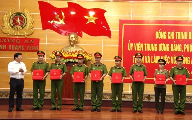 Phó Thủ tướng Trịnh Đình Dũng tặng quà cho công an tỉnh Quảng Bình.