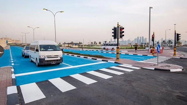 Một con đường được đổi mầu xanh tại Doha. Ảnh: WN