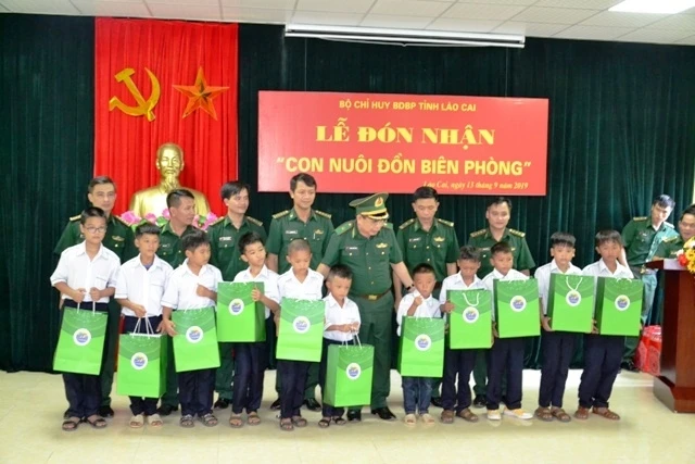 Tặng quà cho các cháu được các Đồn biên phòng ở Lào Cai nhận nuôi dưỡng tại đồn.