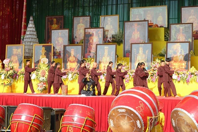CLB Thiền Dưỡng sinh Tâm thể Trần Nhân Tông trong tiết mục “Tiếp thụ và khơi sáng dòng thiền Phật Hoàng” tại “Đại lễ Giỗ Đức Hoằng Nghị Đại Vương”.