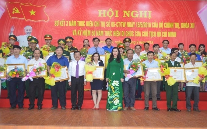 Lãnh đạo Tỉnh ủy Quảng Ngãi trao bằng khen cho 39 tập thể và cá nhân có cách làm hay, sáng tạo trong học tập và làm theo tư tưởng, đạo đức, phong cách Hồ Chí Minh.