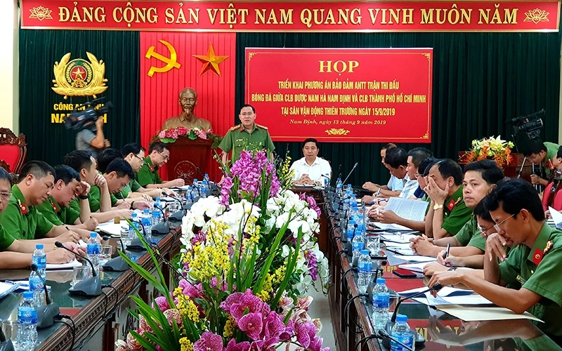 Quang cảnh cuộc họp triển khai phương án bảo đảm an ninh sân Thiên Trường.