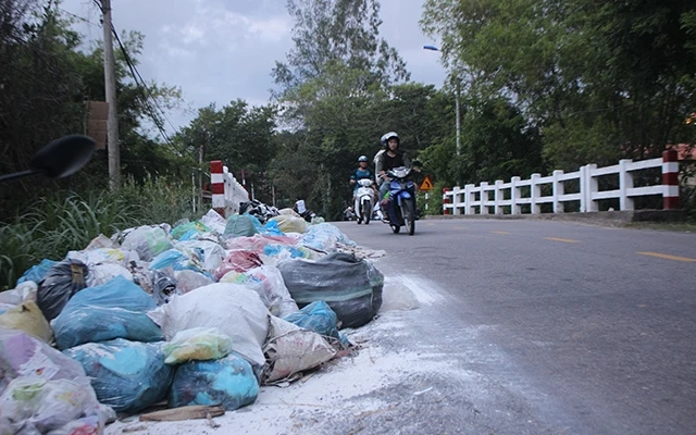 Rác thải tồn đọng ven đường tại xã Tam Xuân 1 (huyện Núi Thành).