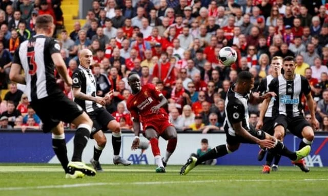Pha ghi bàn đẹp mắt gỡ 1-1 cho Liverpool của Mane (áo đỏ).