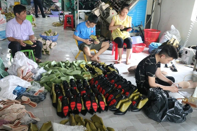 Làng nghề đóng giày ở xã Hoàng Diệu, huyện Gia Lộc.