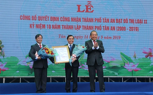 Phó Thủ tướng Thường trực Chính phủ Trương Hoà Bình trao quyết định công nhận thành phố Tân An đạt đô thị loại II