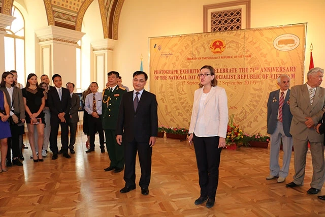 Đại sứ Nguyễn Anh Tuấn cùng các quan khách tại buổi lễ.