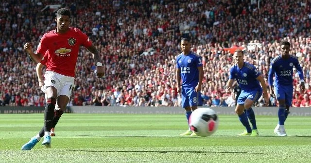 M.Rashford (áo đỏ) sút phạt đền ghi bàn thắng duy nhất cho Man United.
