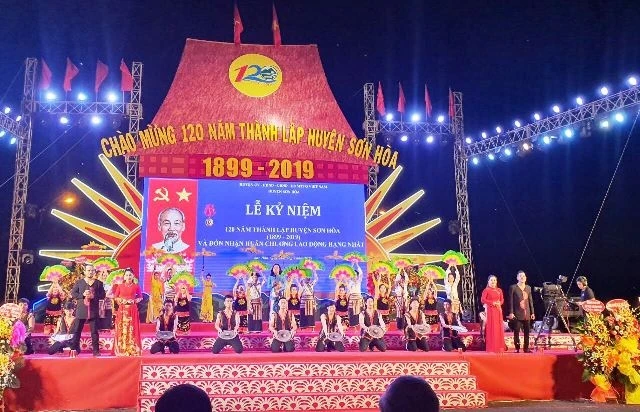 Chương trình nghệ thuật chào mừng Lễ kỷ niệm 120 năm thành lập huyện Sơn Hòa và Đón nhận Huân chương Lao động hạng nhất.