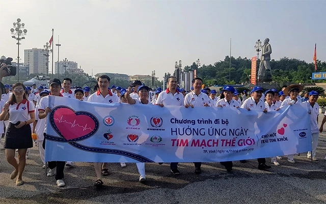 Hơn 1.000 người đi bộ hưởng ứng ngày tim mạch thế giới